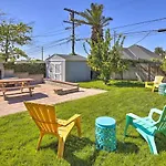 Hip And Prismatic La Gem With Curated Art Gallery
