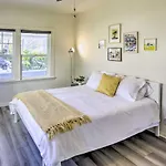 Hip And Prismatic La Gem With Curated Art Gallery