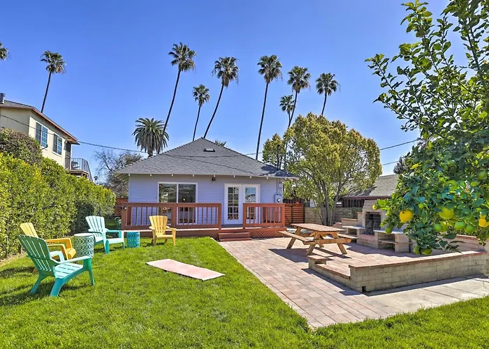 Hip And Prismatic La Gem With Curated Art Gallery